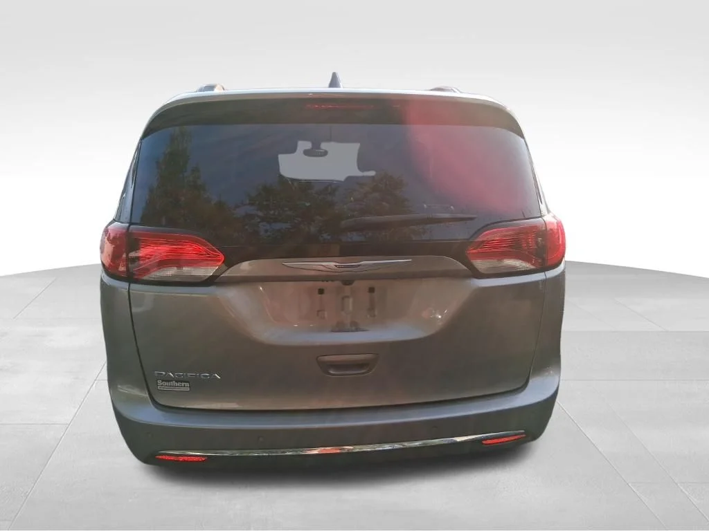 Used 2017 Silver Chrysler Touring L image 5