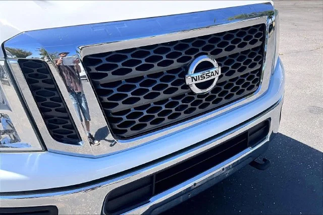 Used 2017 Glacier White Nissan SV image 27