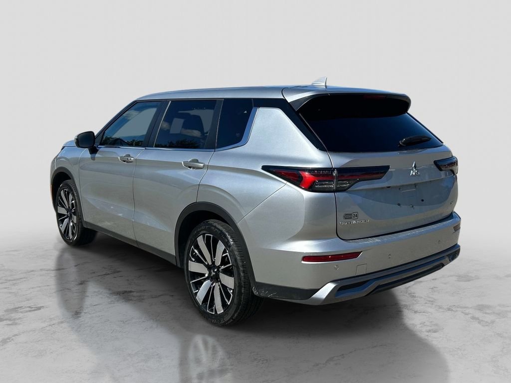 Used 2025 Silver Mitsubishi SE image 3