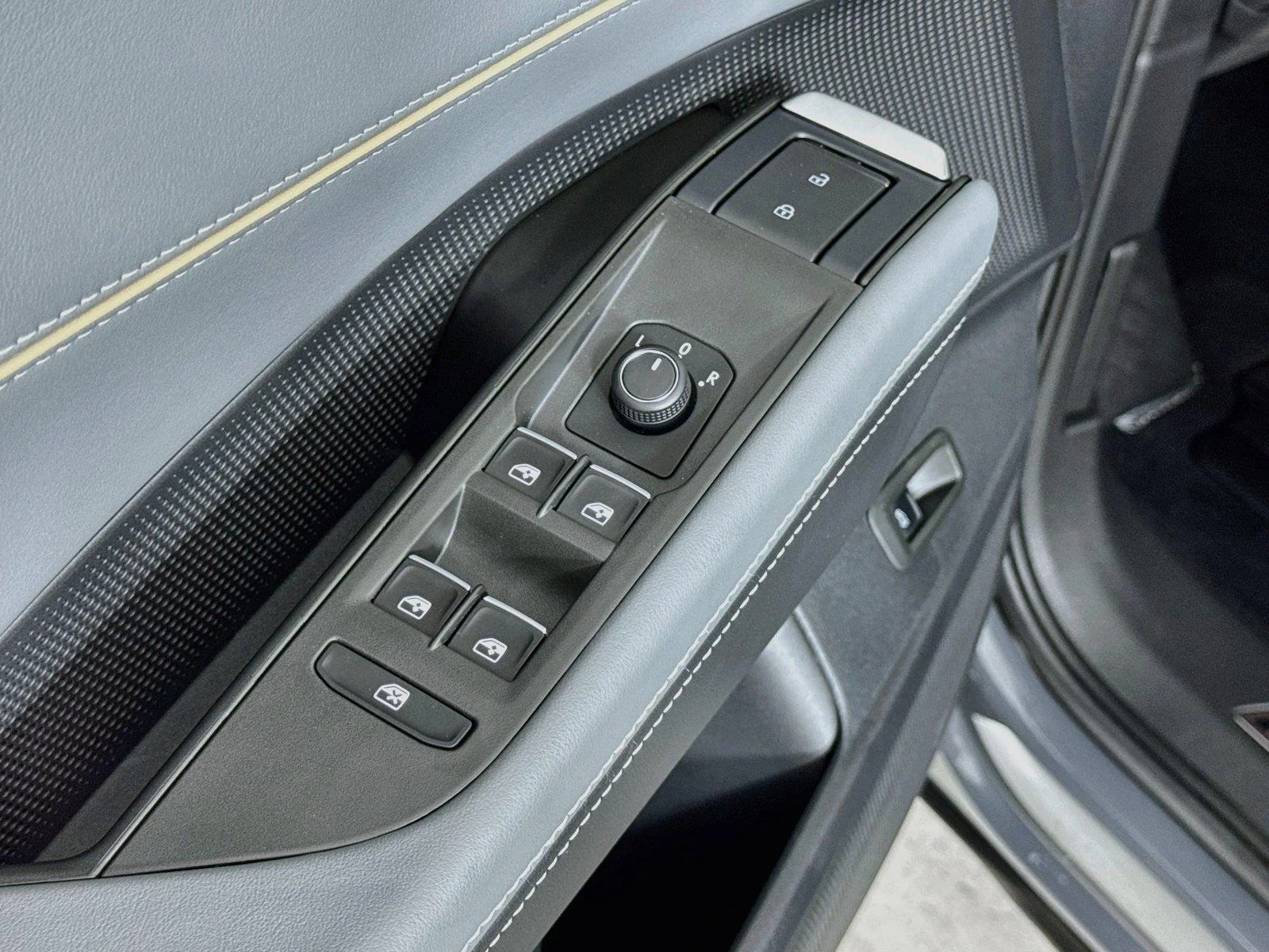 New 2027 Pure Gray Volkswagen SE w/Technology image 17