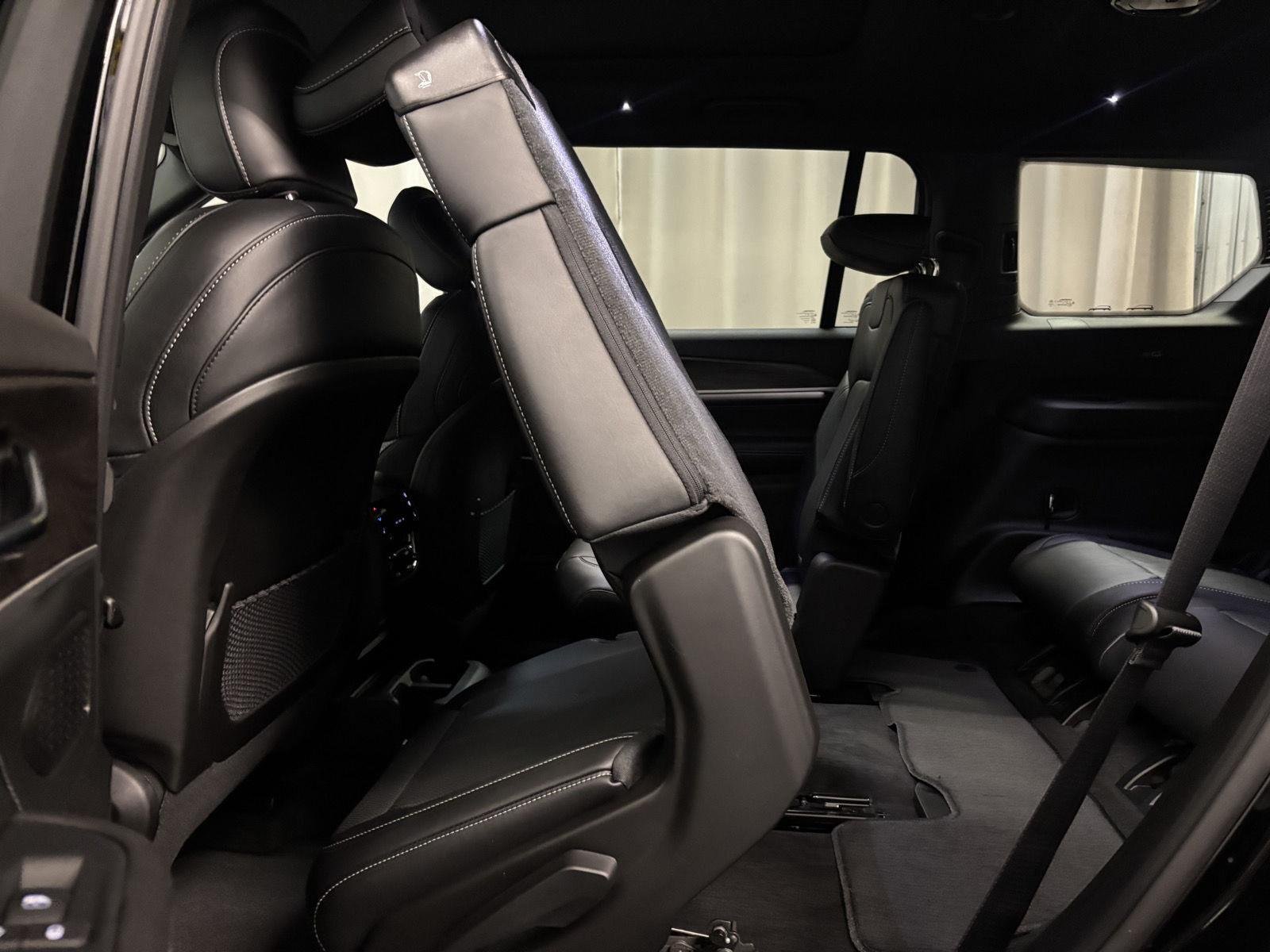 New 2026 Diamond Black Crystal Pearl-Coat Exterior Paint Jeep Limited Reserve image 35