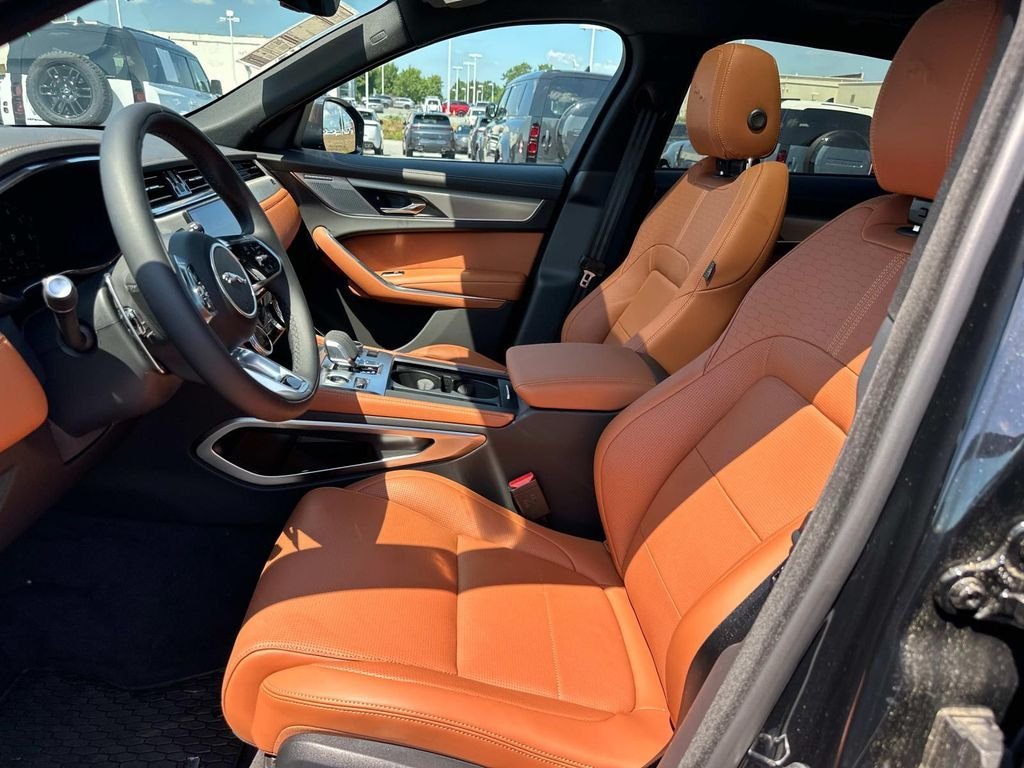 2025 Jaguar F-PACE R-Dynamic S - Photo 10