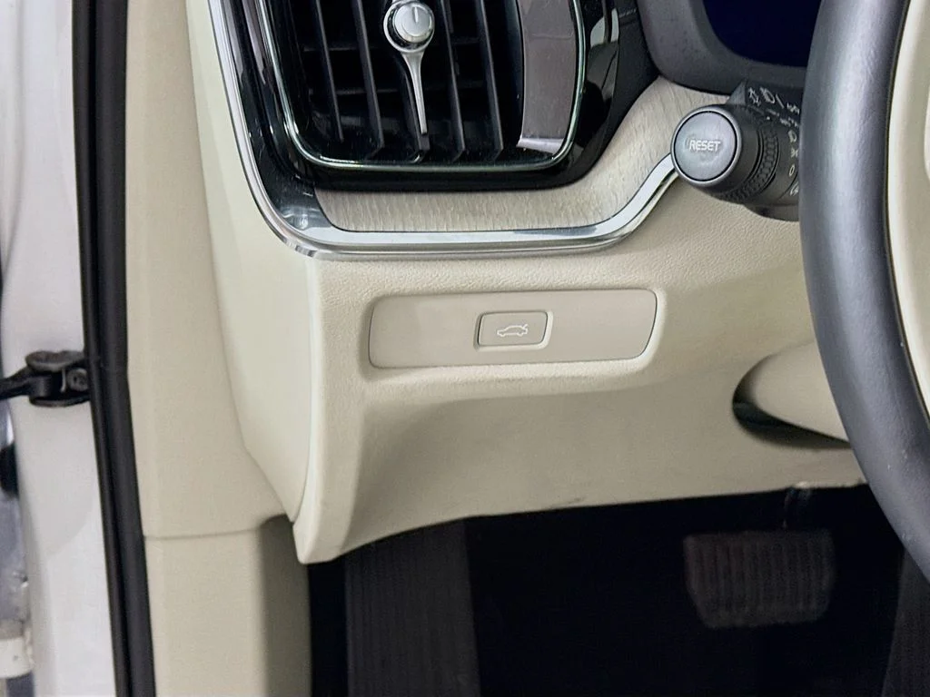 Used 2023 Crystal White Volvo Ultimate image 11