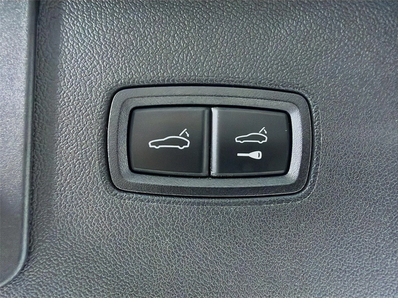 Used 2023  Porsche Base image 24