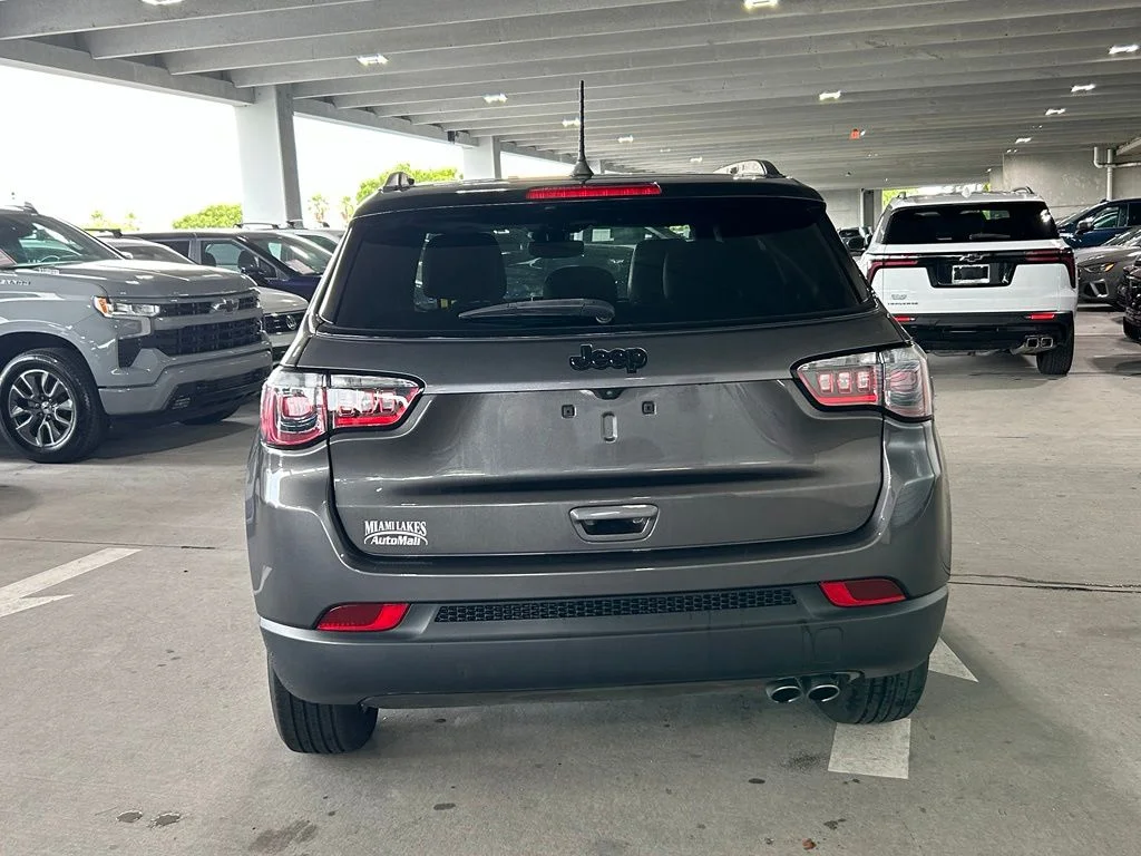 Used 2022 Granite Crystal Metallic Clearcoat Jeep Latitude image 4