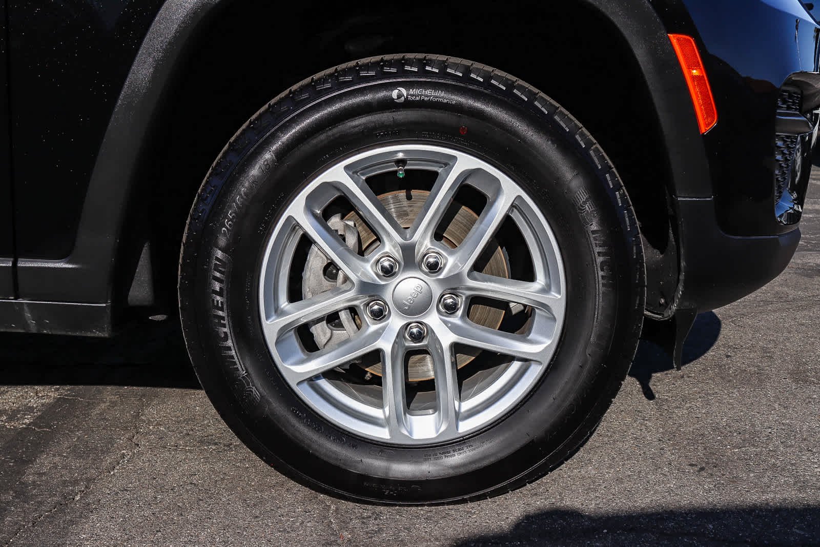 Used 2025 Diamond Black Crystal Pearlcoat Jeep Laredo X image 9
