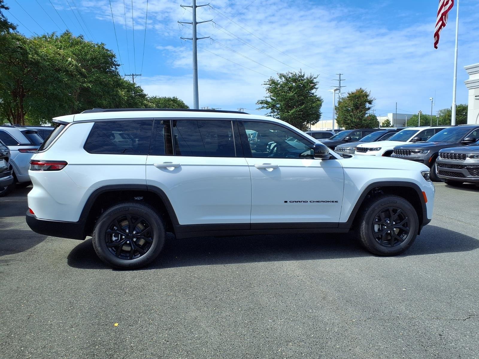 New 2026 Bright White Clearcoat Jeep Laredo Altitude image 10