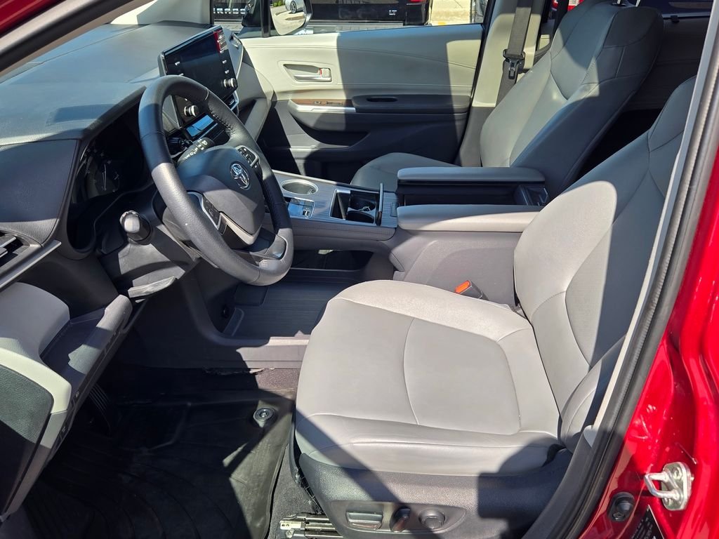 2023 Toyota Sienna XLE - Photo 30