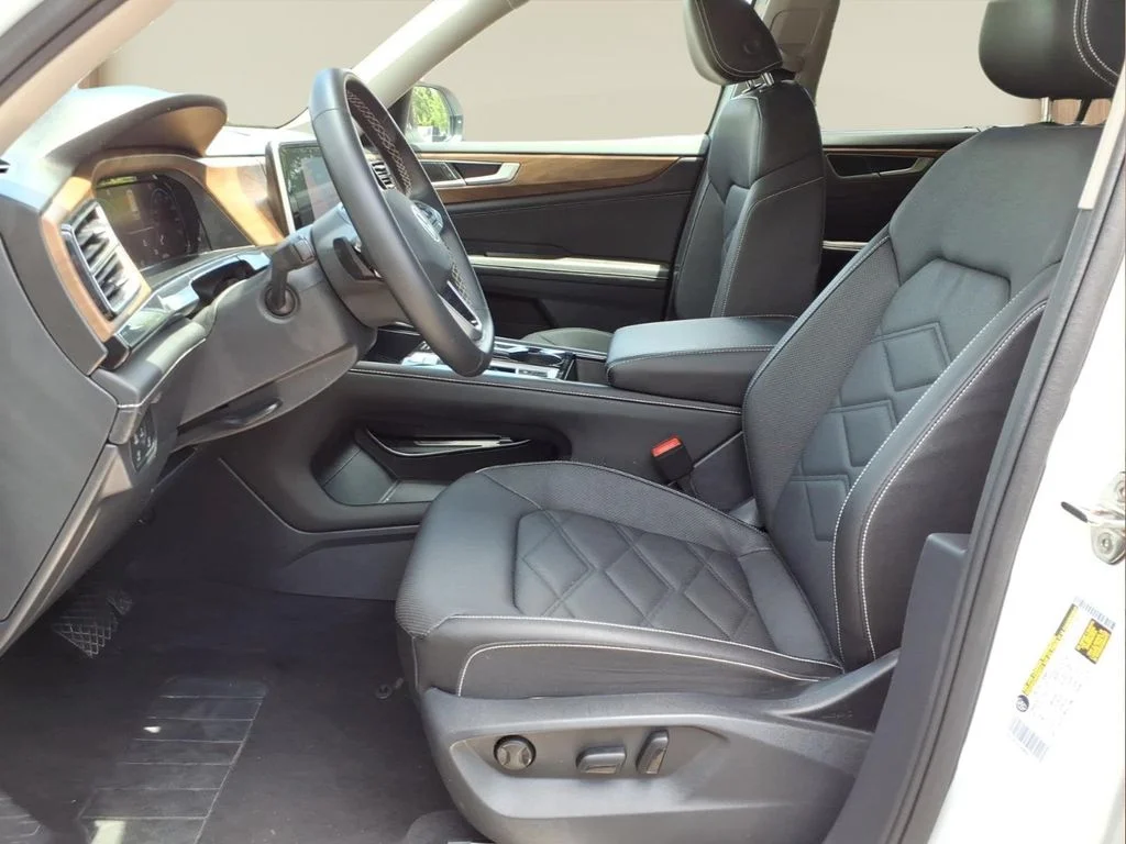 Used 2025  Volkswagen 2.0T SE w/Technology image 15
