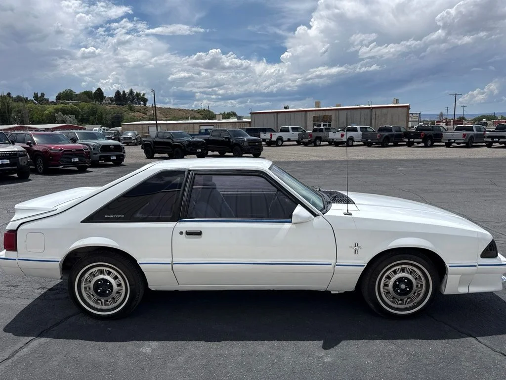 Used 1989 White Ford LX image 2