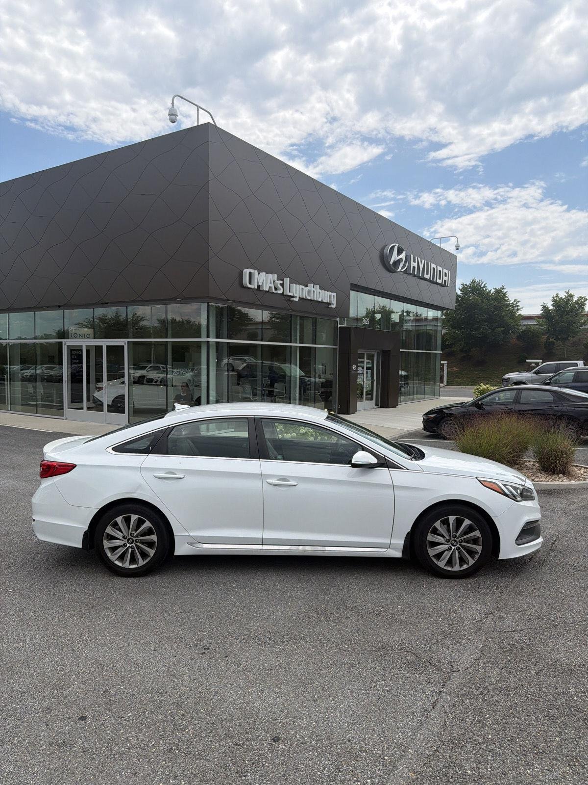 Used 2017 Quartz White Pearl Hyundai Sport image 3