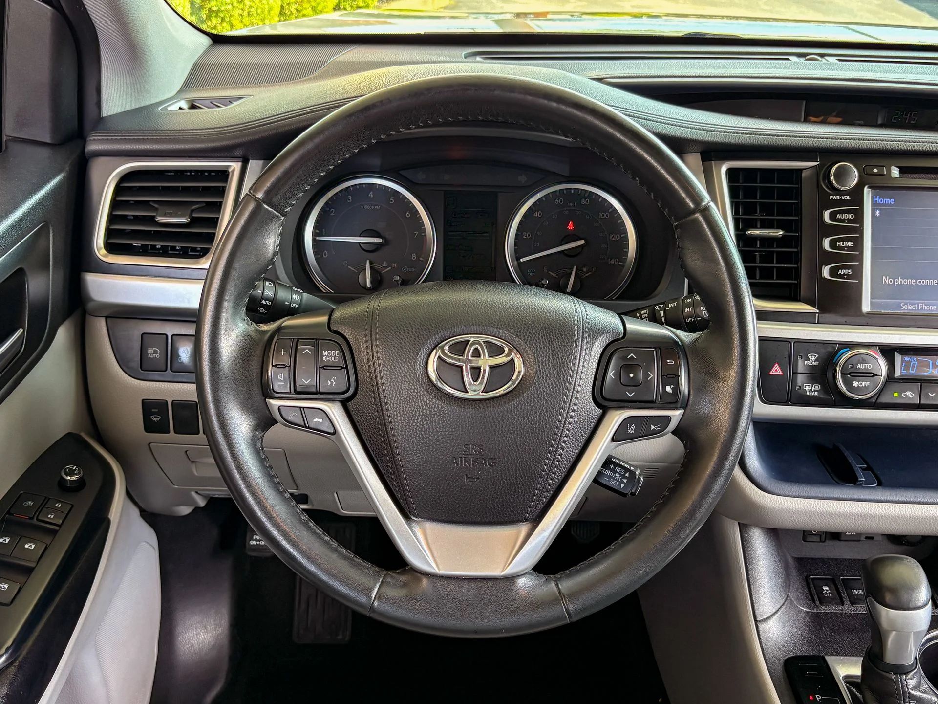 Used 2019 White Toyota XLE image 17