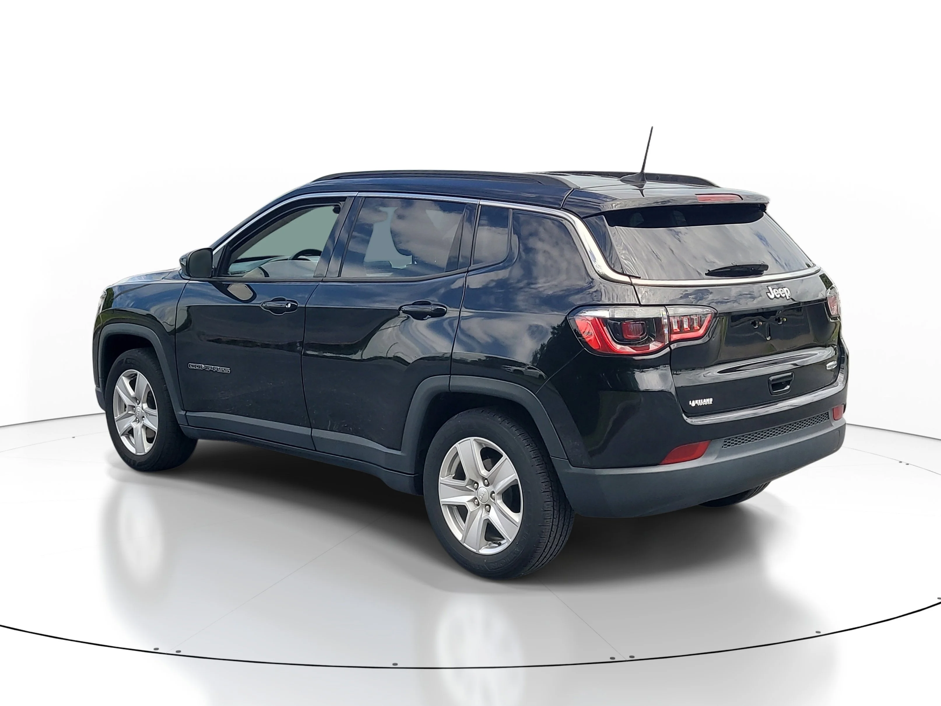 Used 2022 Diamond Black Crystal Pearlcoat Jeep Latitude image 4