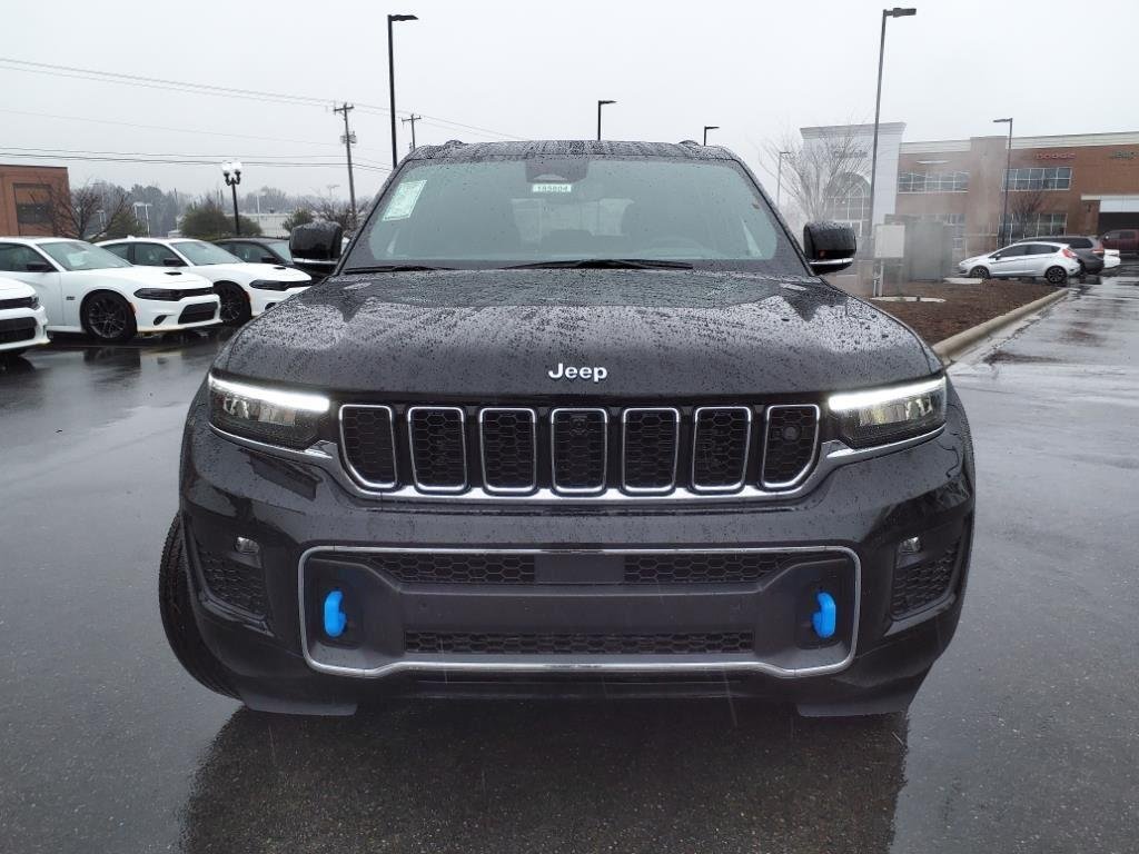New 2024 Diamond Black Crystal Pearl-Coat Exterior Paint Jeep Overland image 2