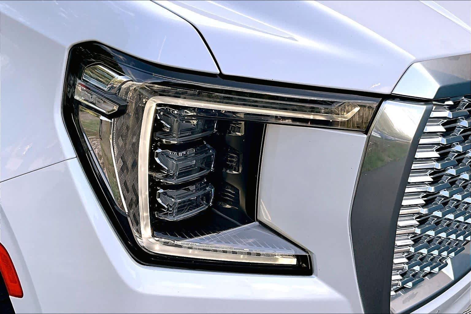 Used 2022 White Frost Tricoat GMC Denali image 28