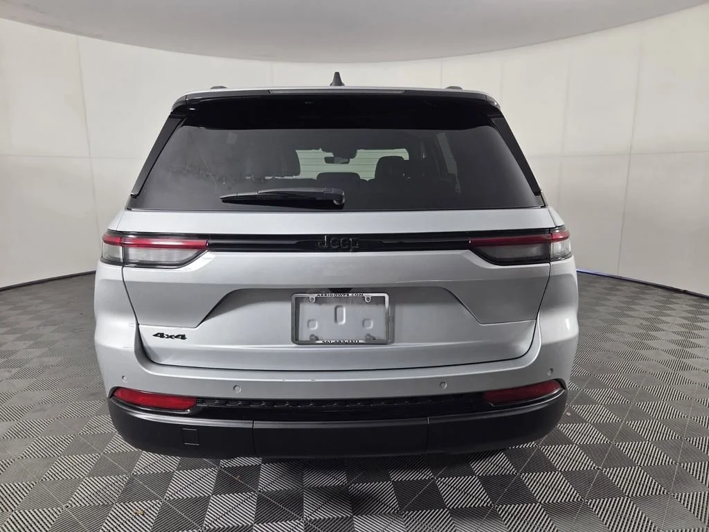 Used 2025 Silver Zynith Jeep Altitude image 8