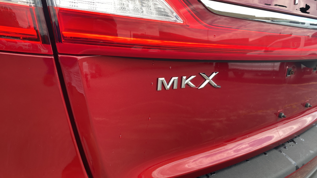 Used 2016 Ruby Red Metallic Lincoln Reserve image 31