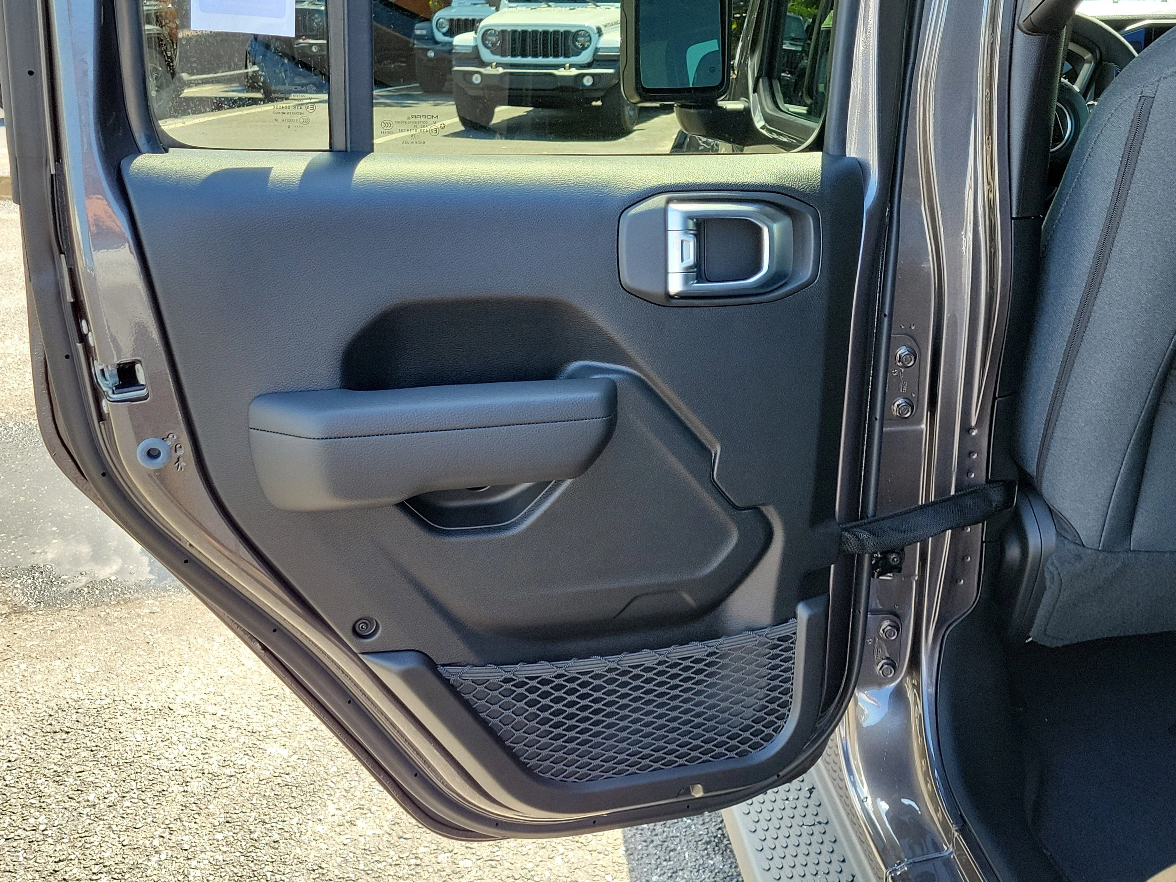 New 2026 Granite Crystal Metallic Clearcoat Jeep Sport S image 11