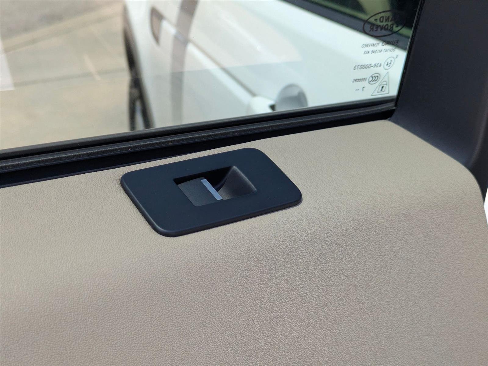 Used 2018 WHITE LAND ROVER HSE image 25