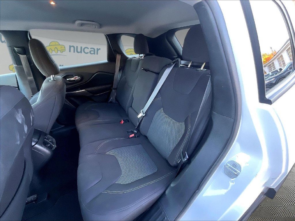 Used 2021 White Jeep Latitude image 25