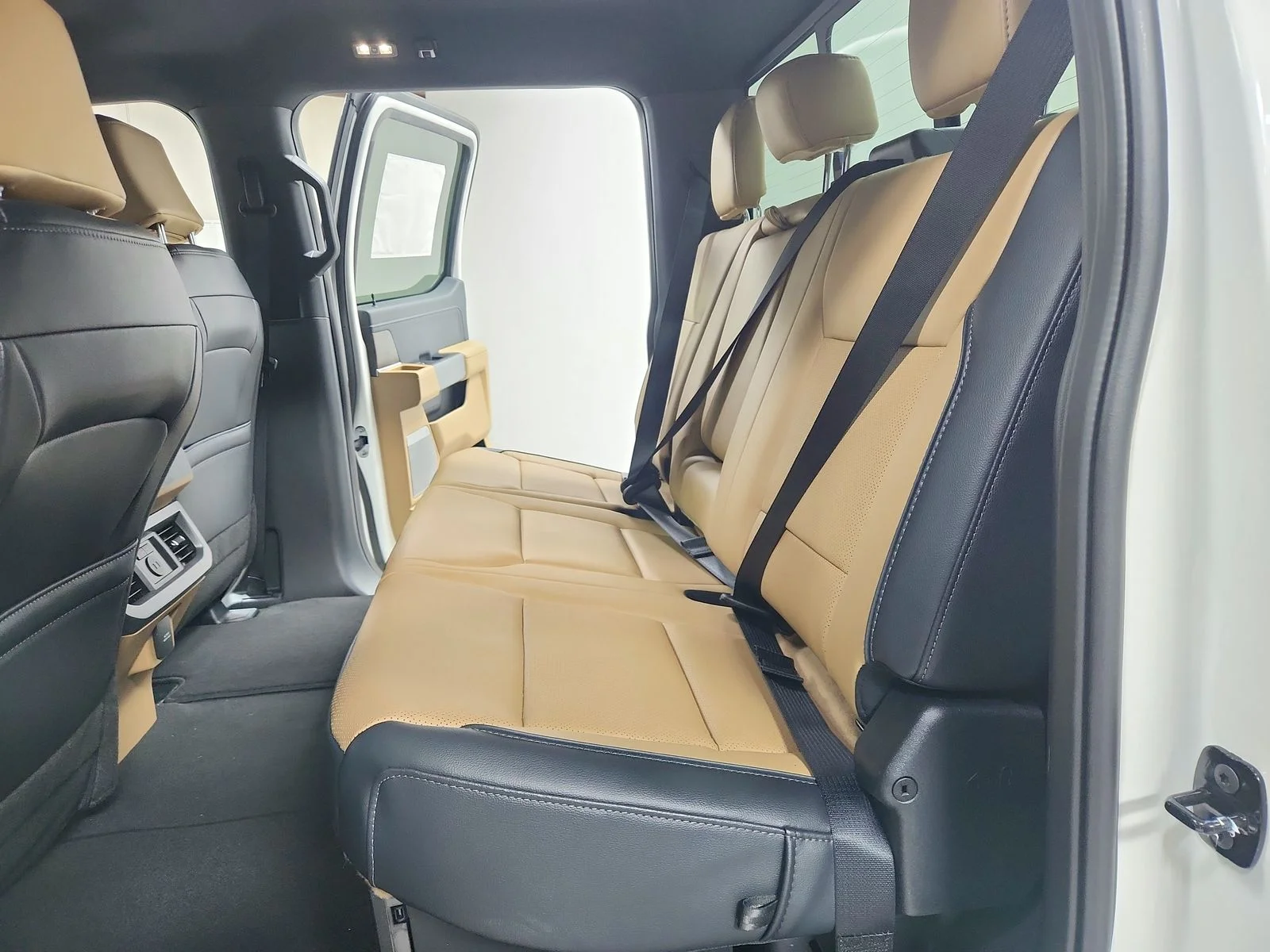 New 2026 Star White Metallic Tri-Coat Ford F-250® Lariat® image 35
