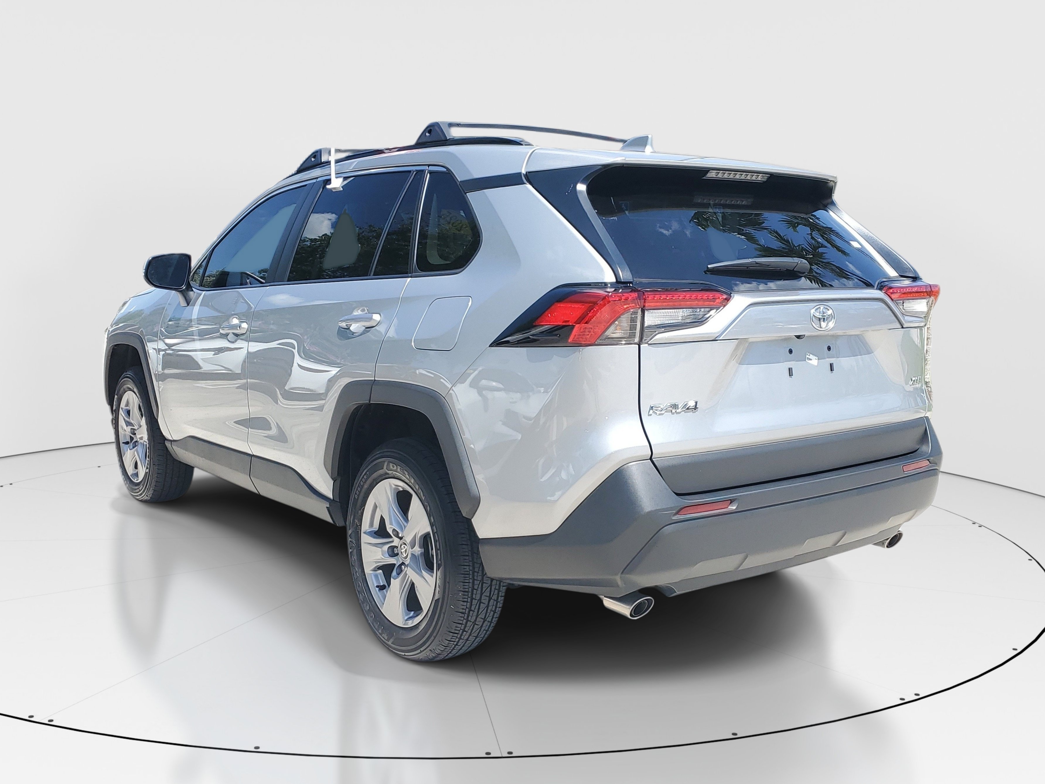 Used 2025 Silver Sky Metallic Toyota XLE image 4