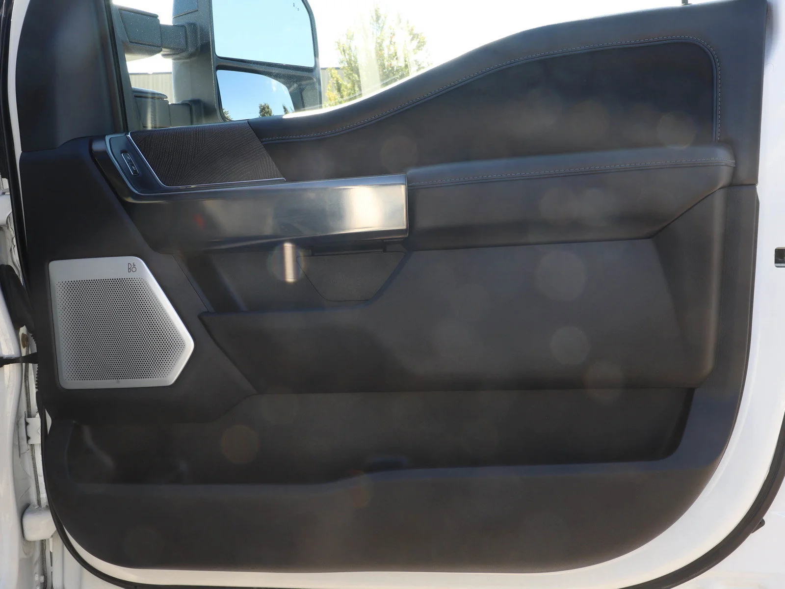 Used 2025 Star White Metallic Tri-Coat Ford Platinum image 9