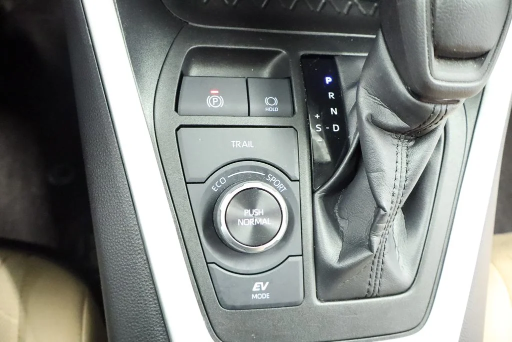 Certified Used 2022 White Toyota XLE image 39