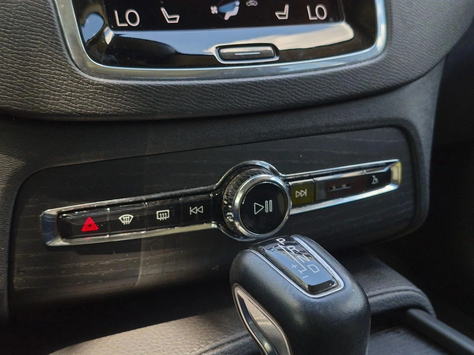 Used 2020 Bright Silver Metallic Volvo Momentum image 10