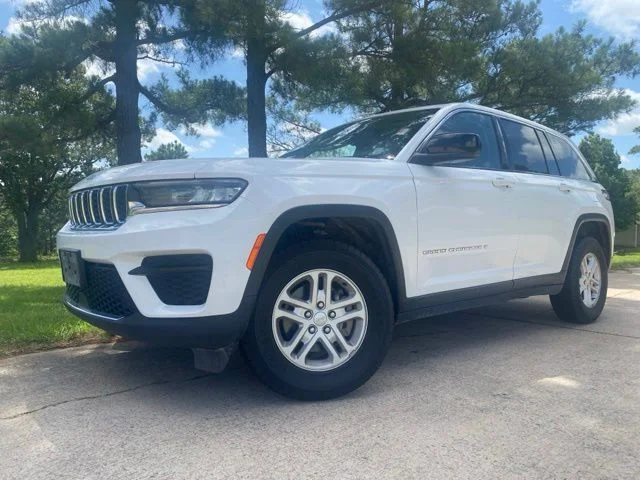 Used 2024 White/off-white Jeep Laredo image 1