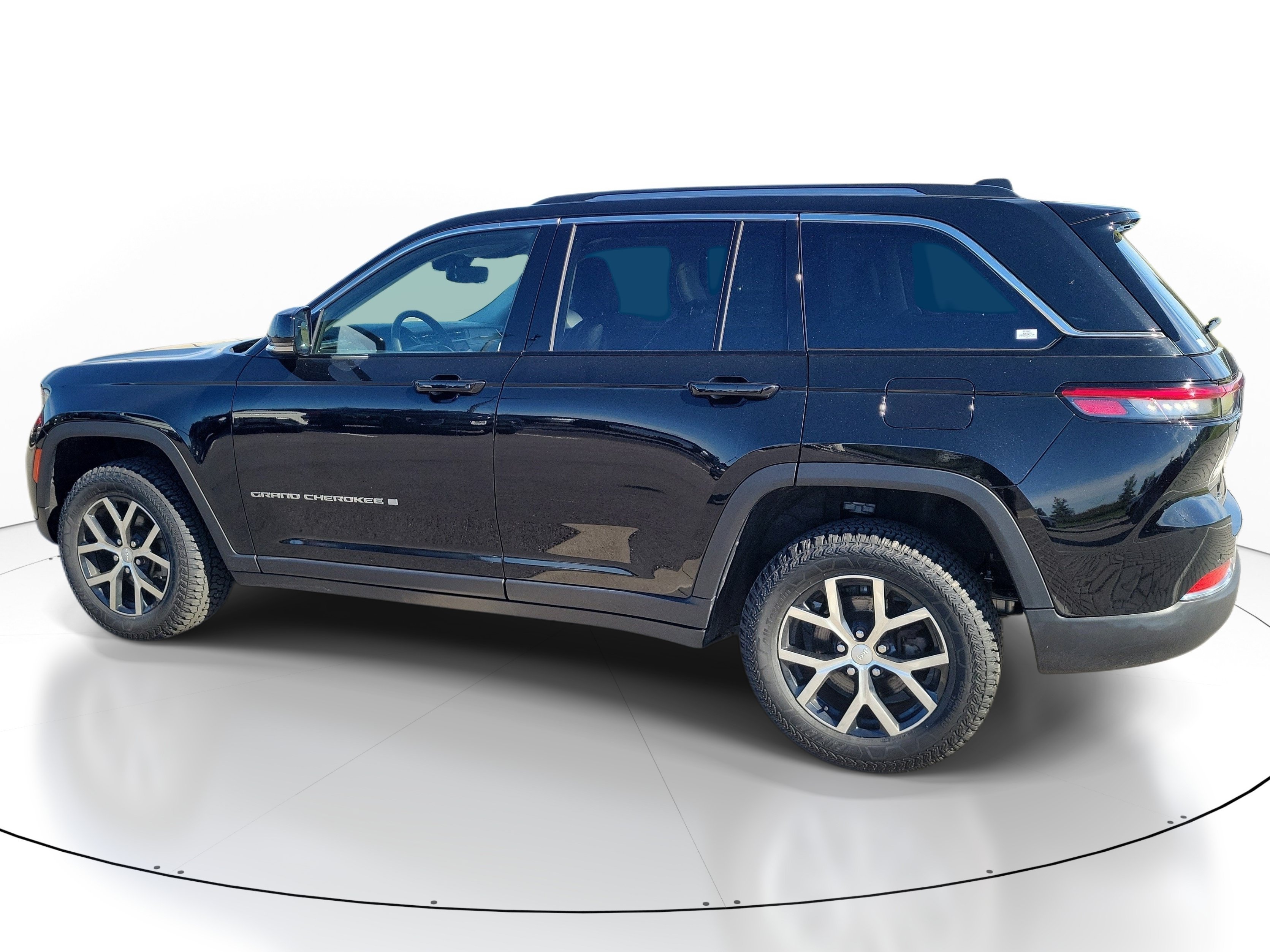 Used 2023 Diamond Black Crystal Pearlcoat Jeep Limited image 4
