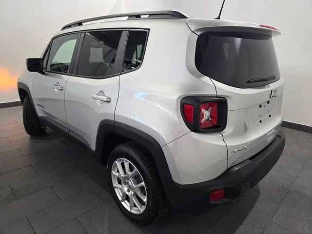 Used 2021 Silver Jeep Latitude image 3