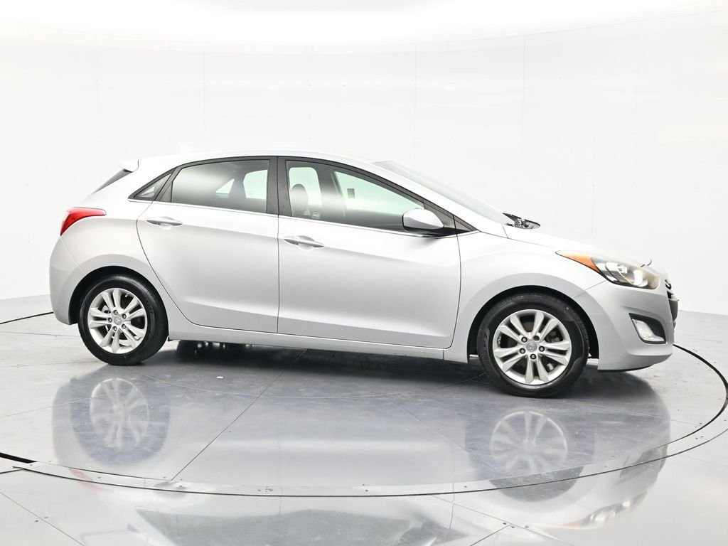 Used 2013 Shimmering Silver Metallic Hyundai Base image 4