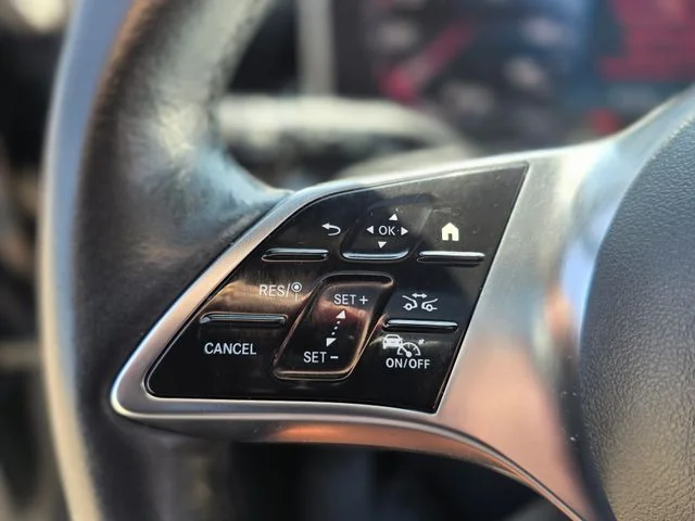 Used 2025  Mercedes-Benz GLC 300 image 26