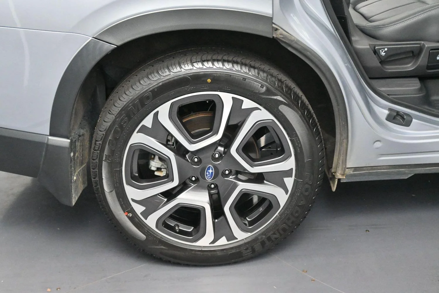 Used 2024 Ice Silver Metallic Subaru Limited image 39