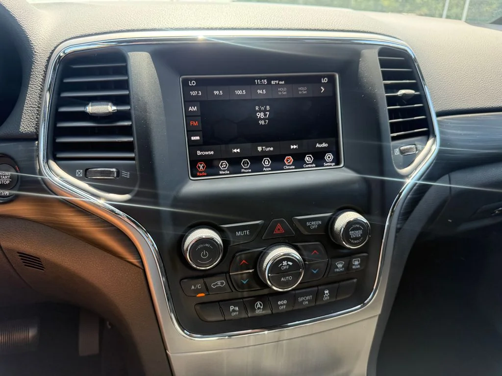 Used 2021 Red Jeep Laredo E image 10
