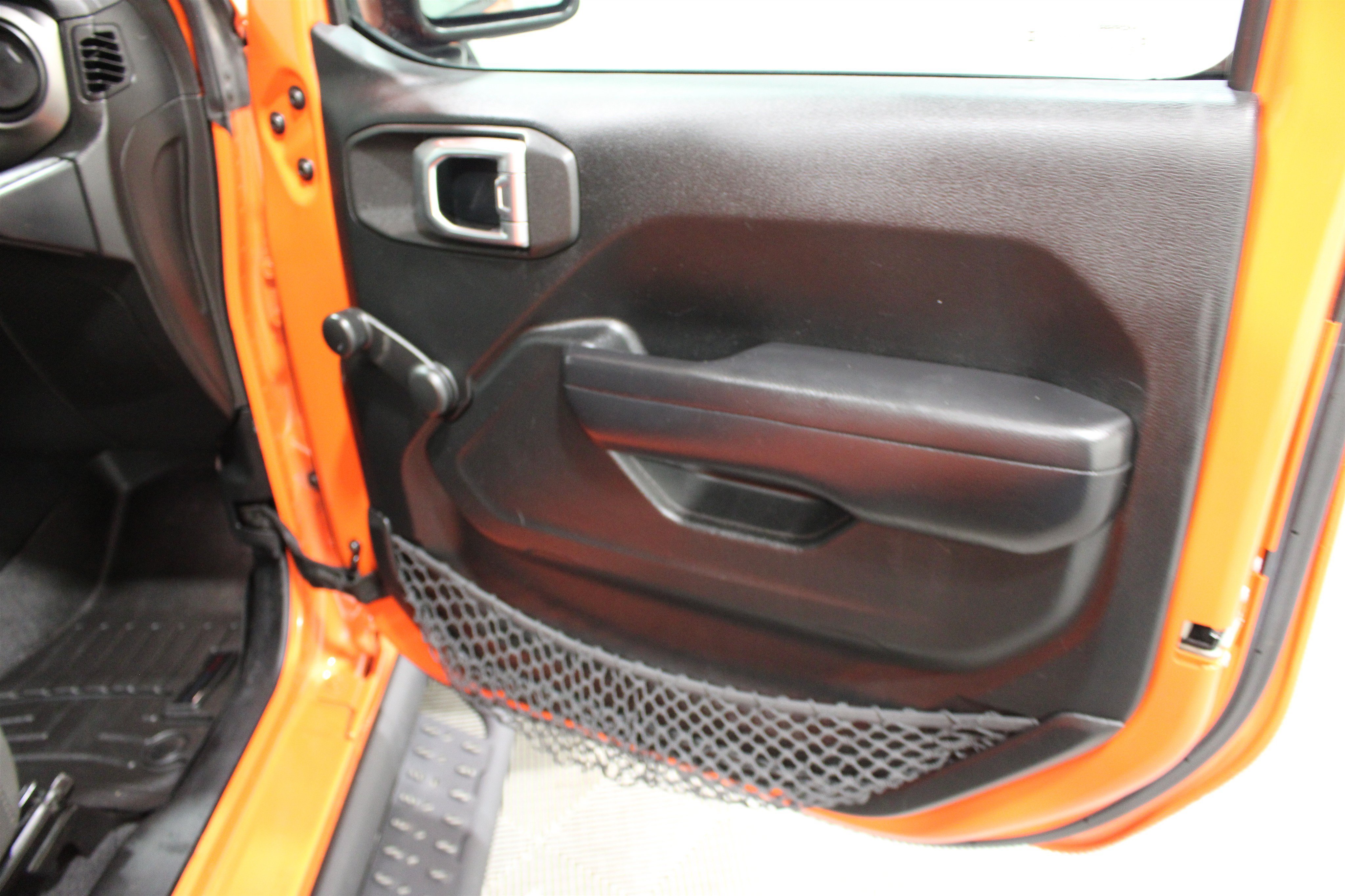 Used 2018 Punkn Metallic Clearcoat Jeep Sport image 21