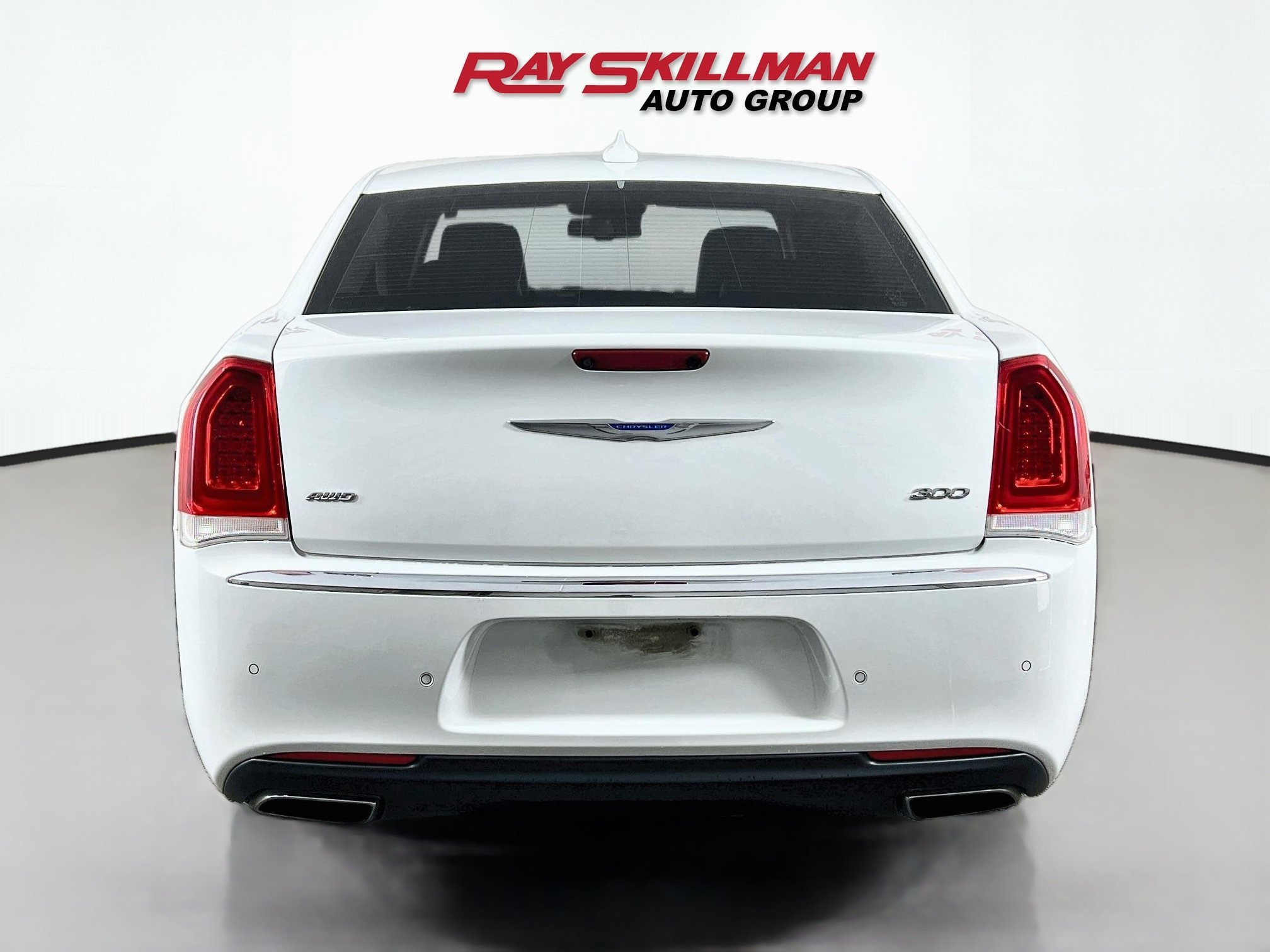 Used 2018 Bright White Clearcoat Chrysler LIMITED image 6