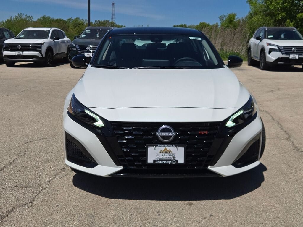 New 2026 Pearl White TriCoat / Super Black Two-tone Nissan SR image 4