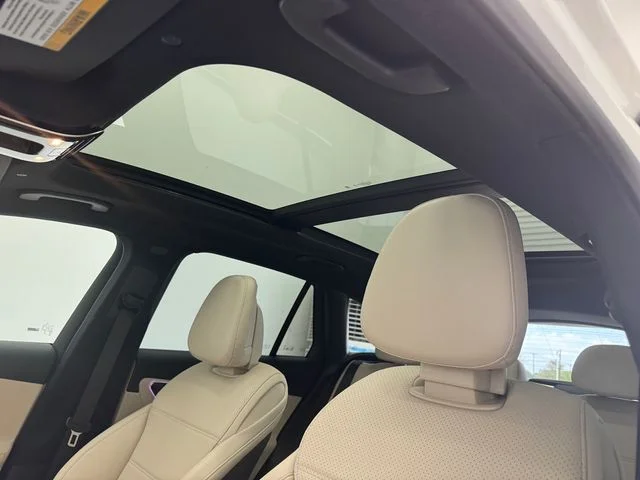 New 2027 White Mercedes-Benz GLC 300 image 5