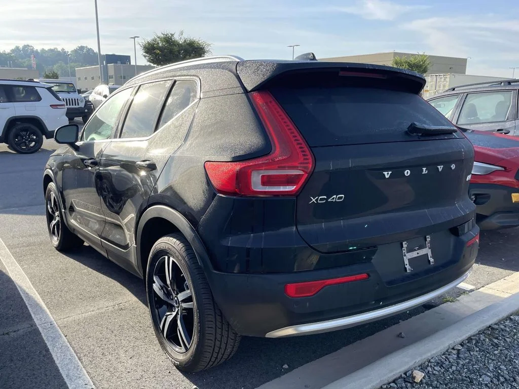 Used 2024 onyx black Volvo Core Bright Theme image 3