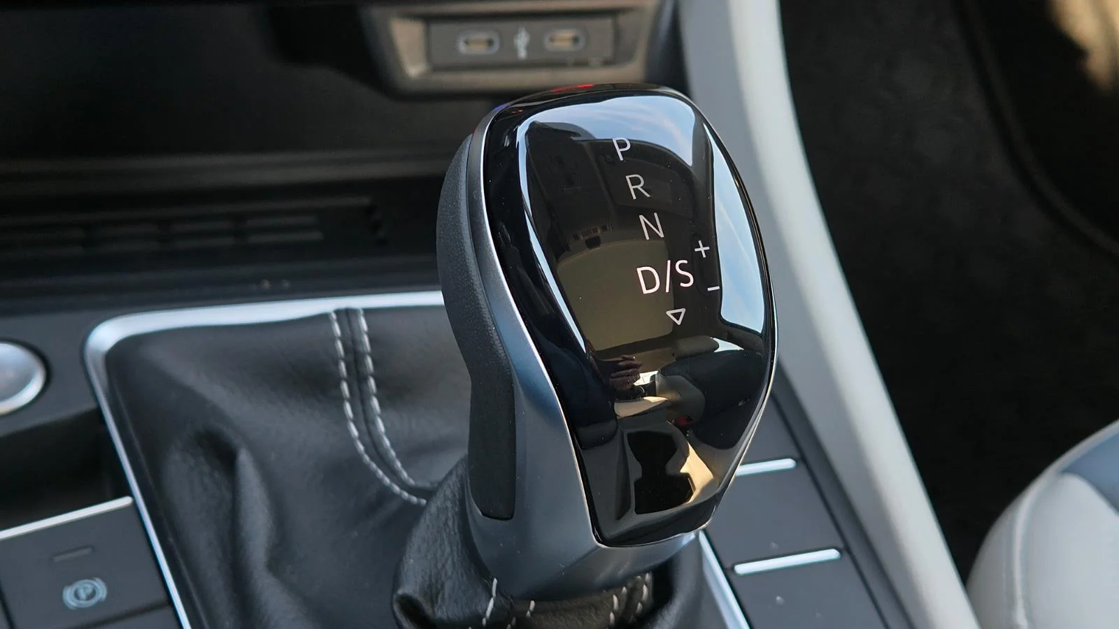 New 2026 Deep Black Pearl Volkswagen SE image 32
