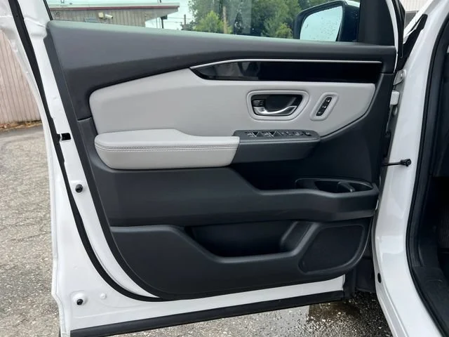 Used 2023 Platinum White Pearl Honda EX-L 8 Passenger image 16
