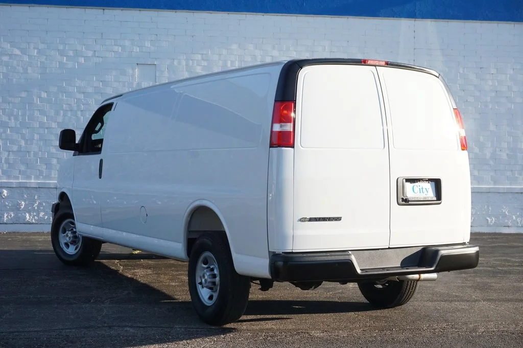 New 2026 Summit White Chevrolet WT image 7