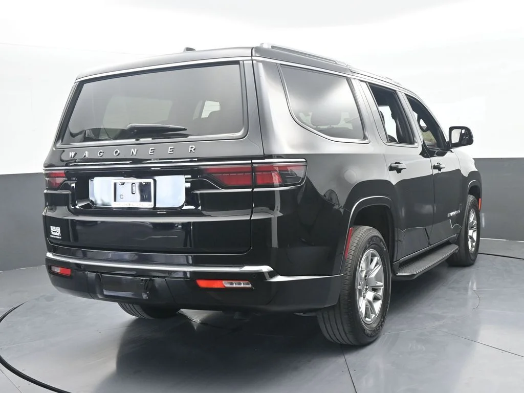 Used 2023 Diamond Black Crystal Pearlcoat Jeep Base image 4