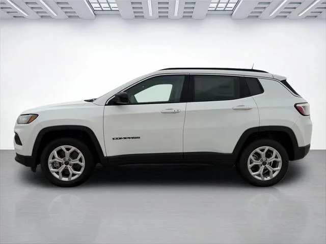New 2026 Bright White Clear-Coat Exterior Paint Jeep Latitude image 7