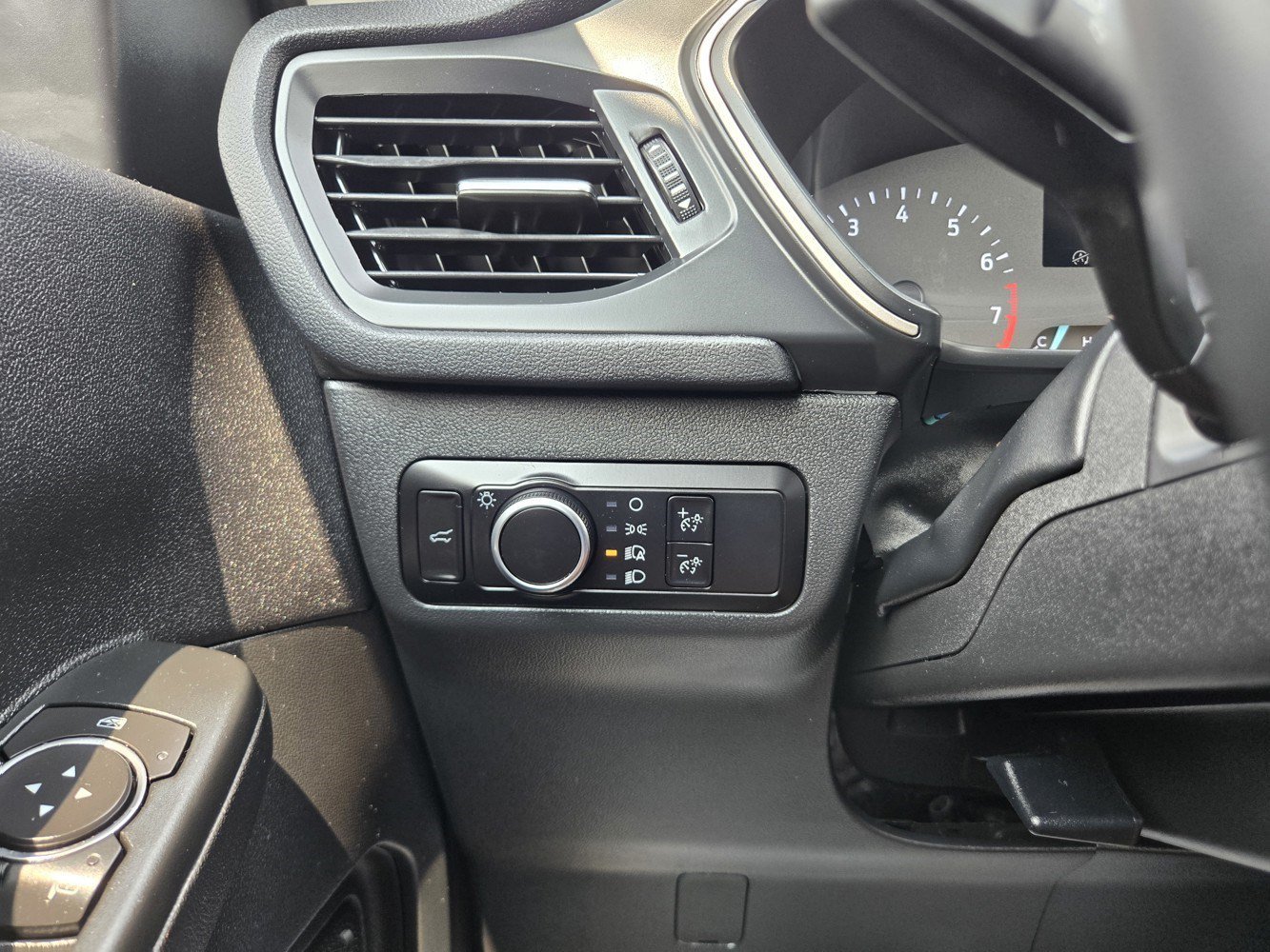 Used 2022  Ford SE image 21