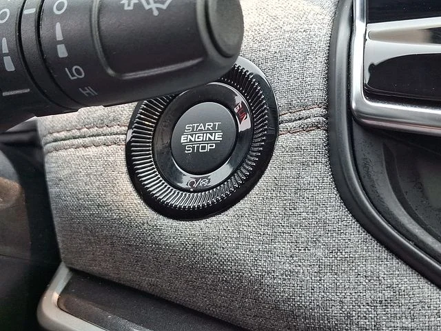Used 2023 Black Jeep Latitude Lux image 23