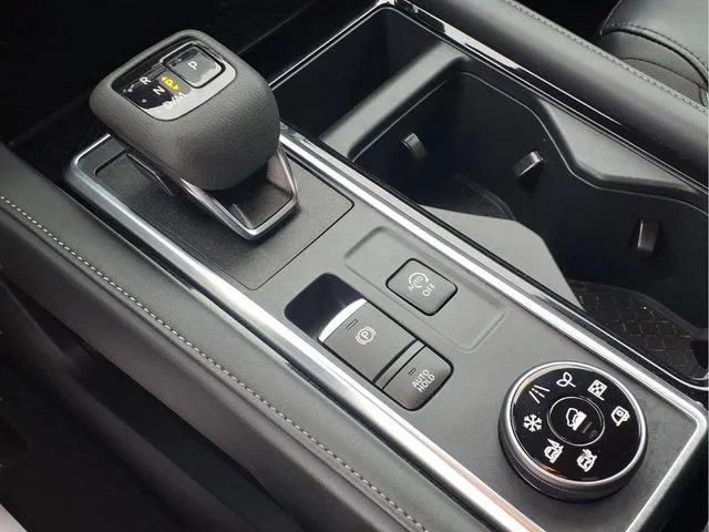 Used 2025  Nissan SL image 10