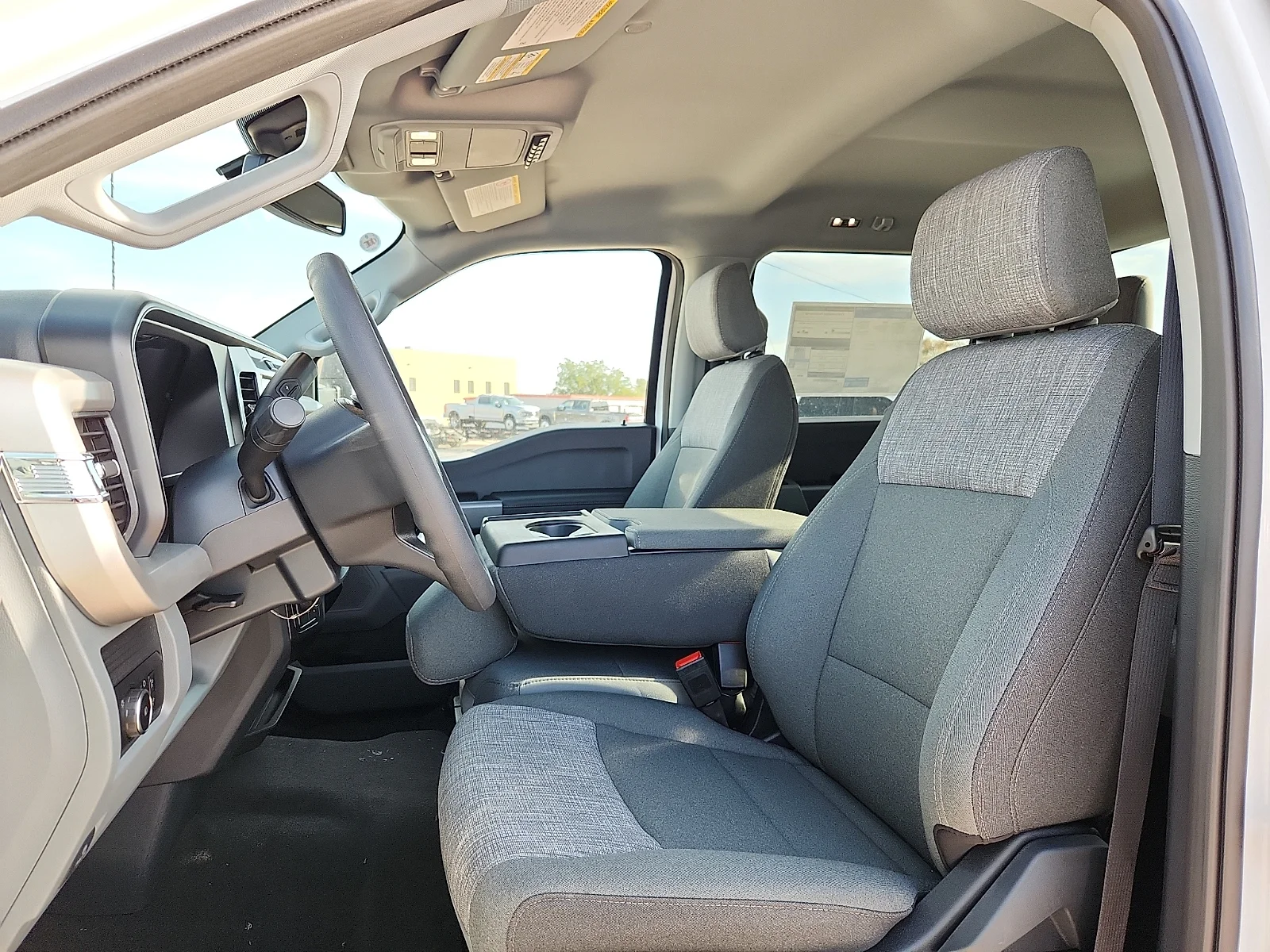 New 2027 Oxford White Ford XLT image 17
